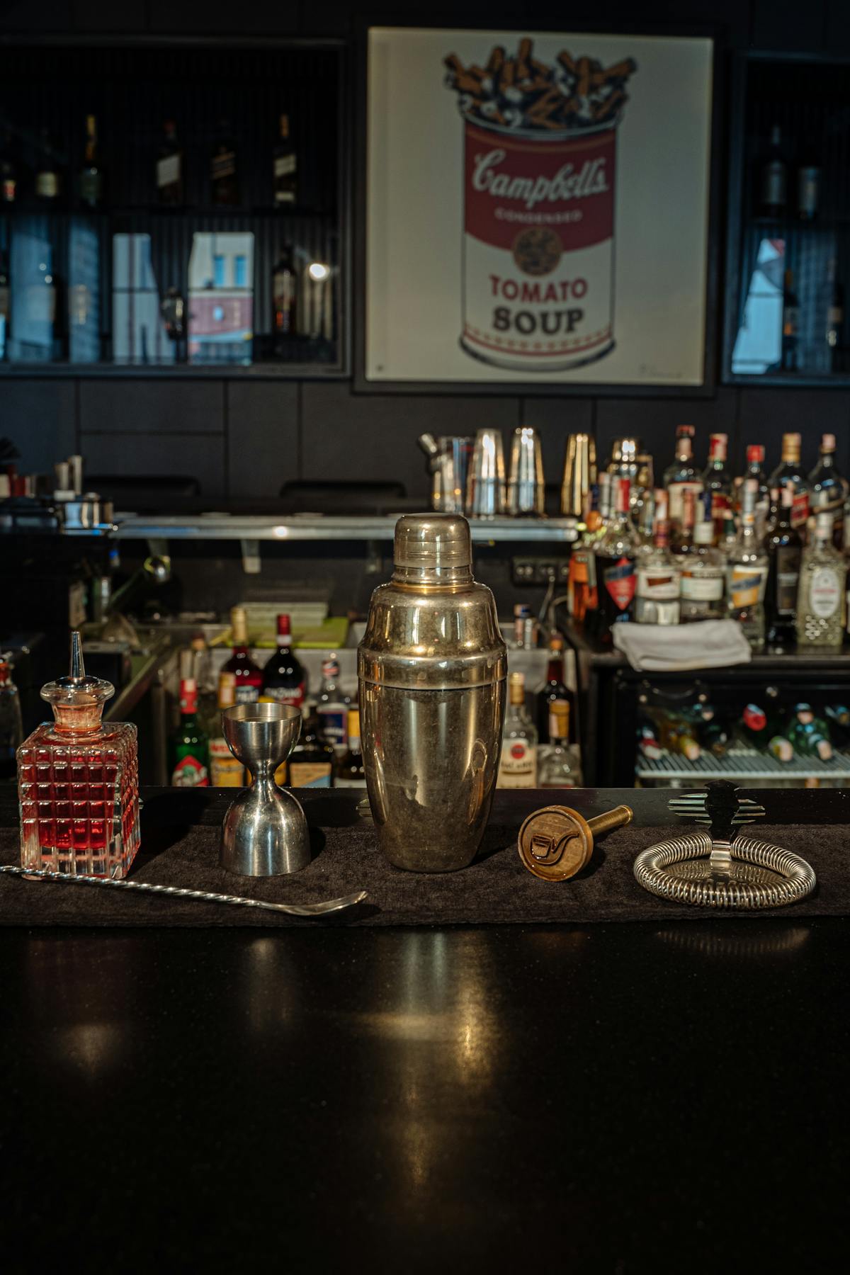 Cocktail lounge &mdash; premium spirit, moody atmosfer
