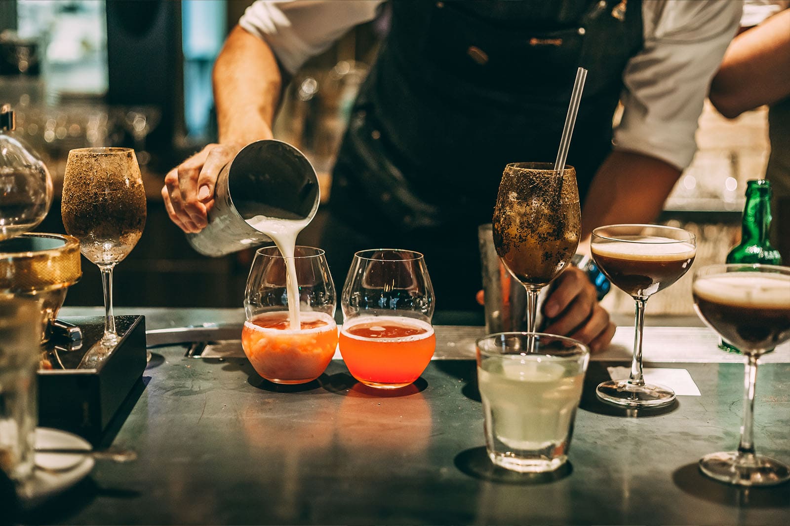 Bar QR menü &mdash; cocktail lounge, moody atmosfer