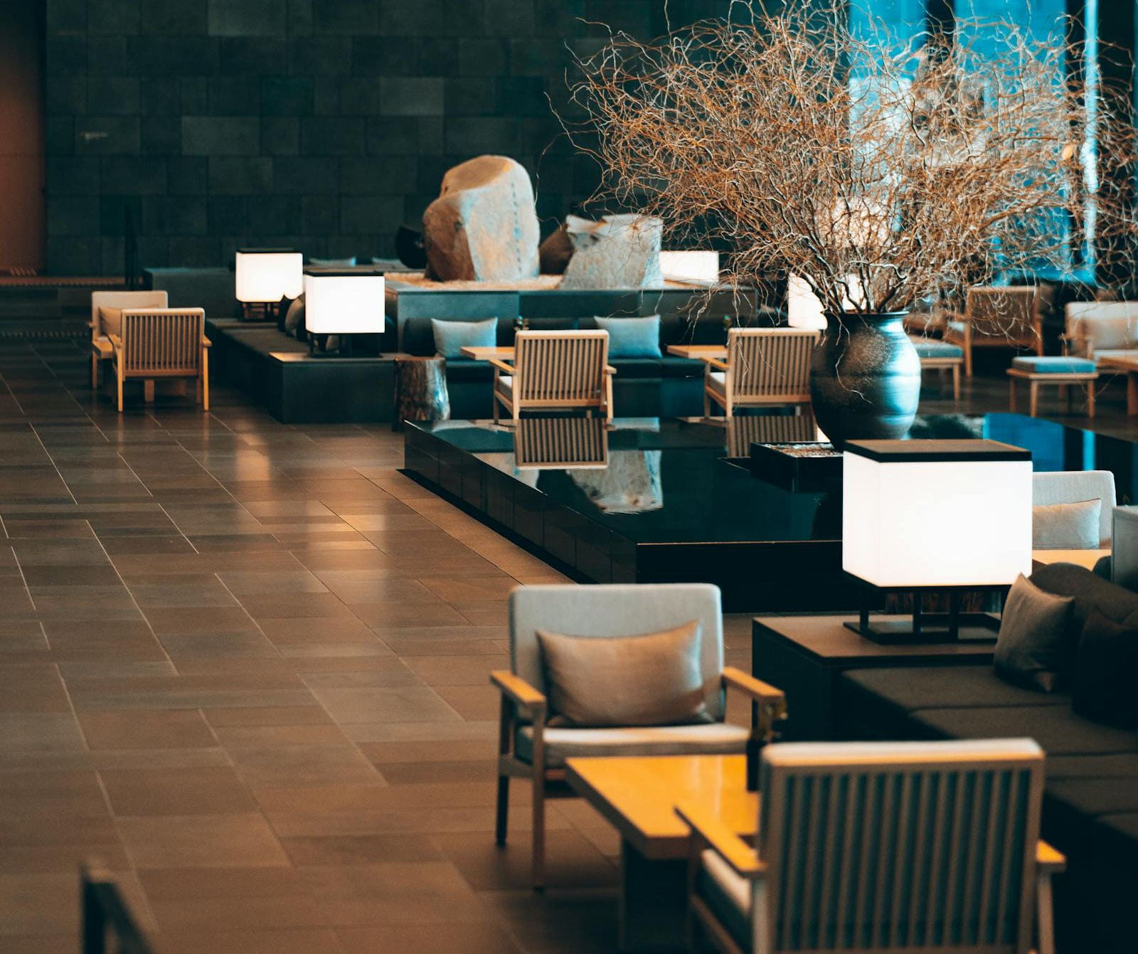 Otel QR menü &mdash; multi-outlet, lobi, oda servisi