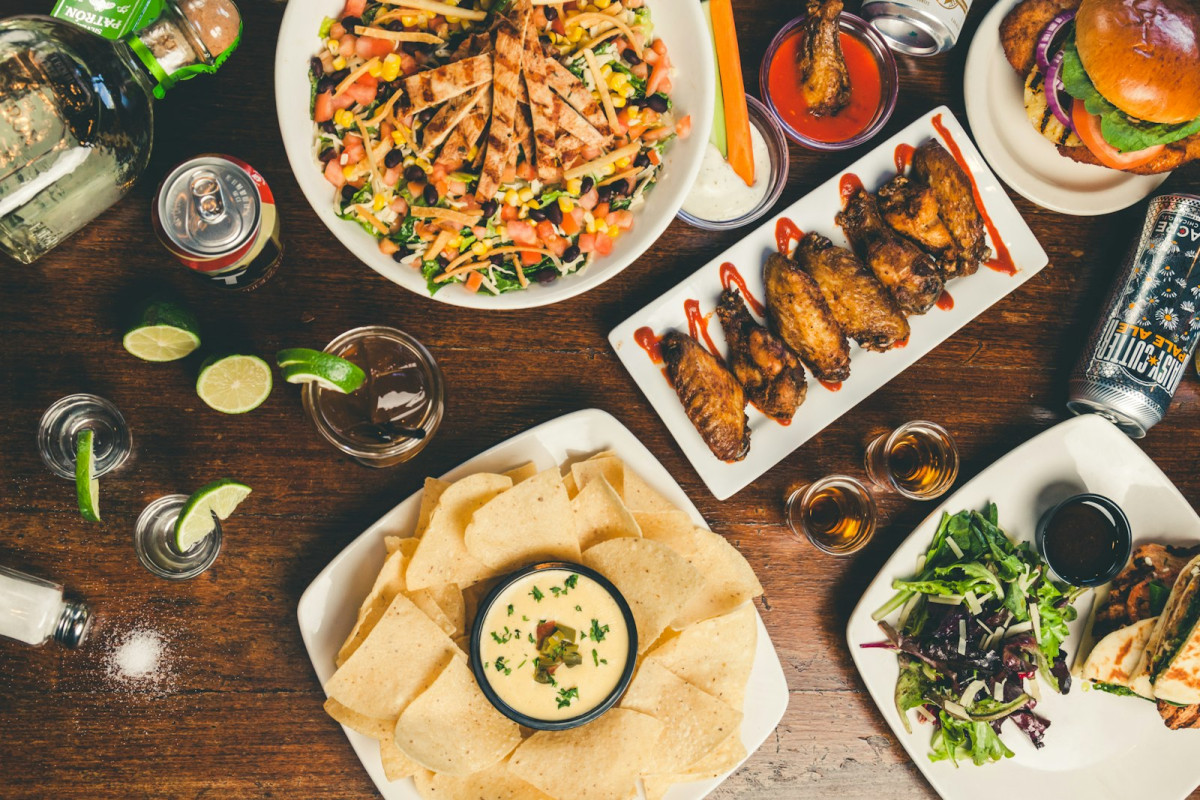 Restoran zinciri menü mimarisi — çok şubeli kurumsal marka — Fotoğraf: Jason Briscoe / Unsplash